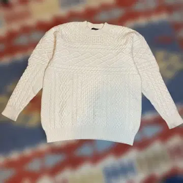 화이트 케이블 니트 스웨터 긴팔