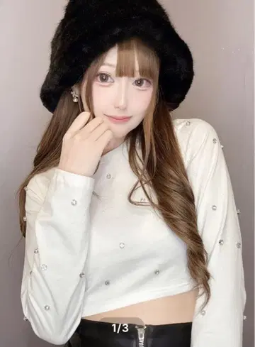 화이트 비쥬 장식 크롭 T셔츠