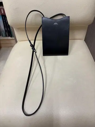 A.P.C 블랙 가죽 넥 파우치