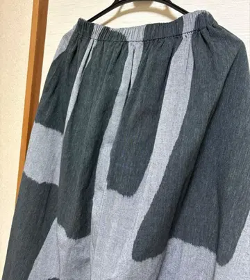 지우 블랙 그레이 허리밴딩 개성있는 롱 스커트 2024