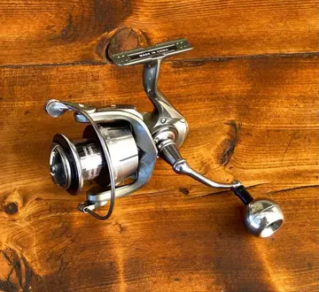 미사용 새상품 스피닝 릴 5000번 쇼어지깅 나사식 핸들