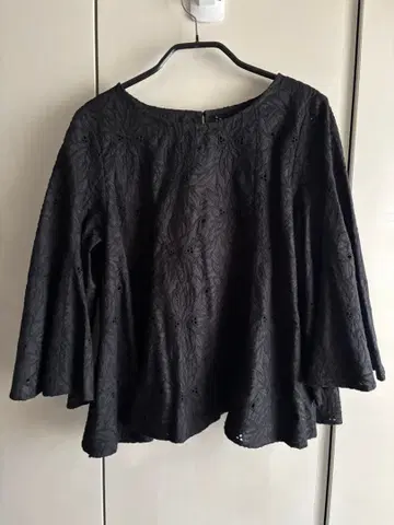 BEARDSLEY 글로리오사 자수 블라우스 블랙 실내 시착만 한 상품.