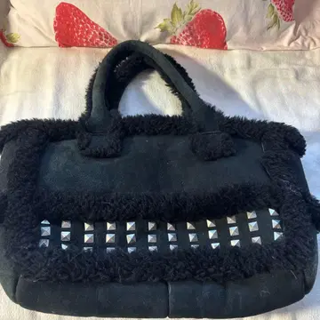 무스탕 백 블랙 스터드