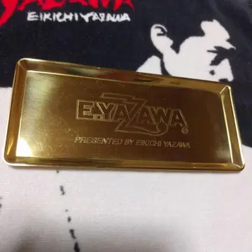 야자와 에이요시 로고 골드 트레이