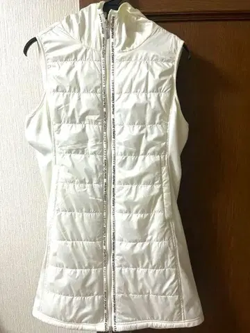 [새상품급] 마리끌레르 골프 화이트 후드 부착 베스트 여성용 골프 L
