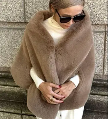 이번 시즌 JENNE 리치 볼륨 퍼 케이프 베이지