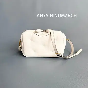 [ 안야 힌드마치 ] chubby 크로스백 화이트 가죽 리본 로고