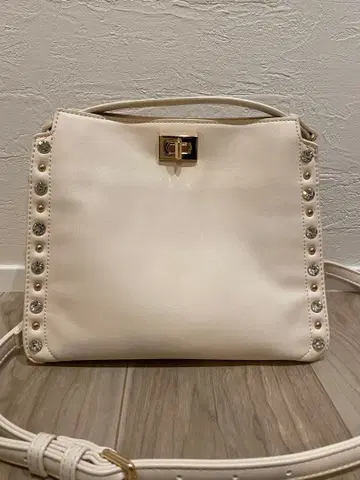 DIANA 화이트 스터드 숄더백