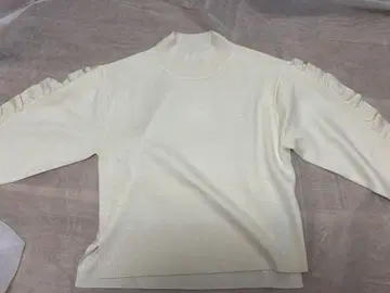 아이보리색 니트 스웨터