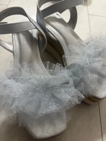 프릴 장식 웨지 샌들 실버