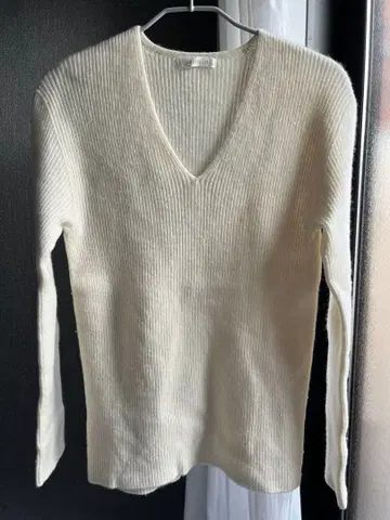 GALLERIE VIE 아이보리 V넥 니트