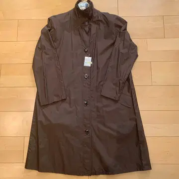 브라운 트렌치코트 프론트 버튼 포함