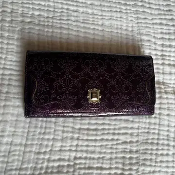 퍼플 엠보싱 가공 장지갑