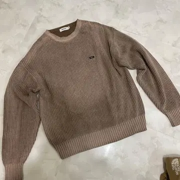 아토모스 스몰 로고 패치 니트 스웨터 브라운