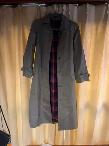 그레이 트렌치코트 체크 무늬 구제 의류