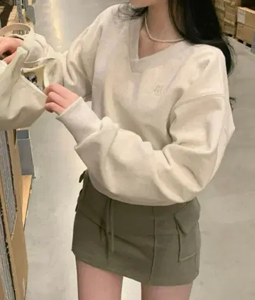 BEIDELLI Bellide 파스텔 V넥 크롭 맨투맨