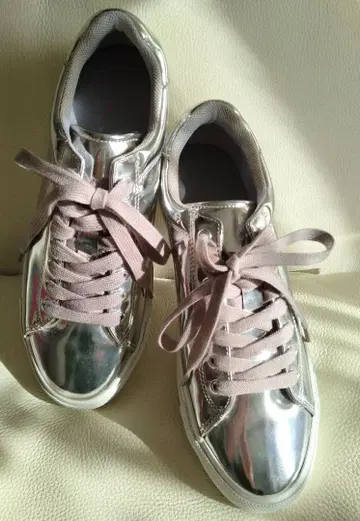 ZARA MAN 실버 메탈릭 스니커즈 40 (24.5-25cm)