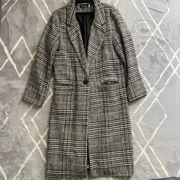 체크 무늬 롱 코트 그레이와 블랙