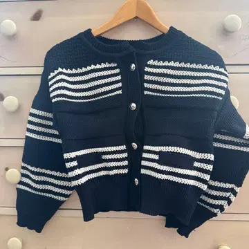 브랜드 샘플 네이비와 화이트 스트라이프 가디건