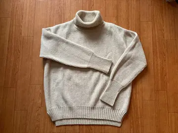 comm.arch. 베이지 터틀넥 니트