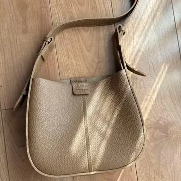 베이지 가죽 숄더백