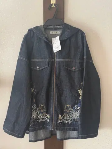 자수 디자인의 후드 부착 데님 자켓