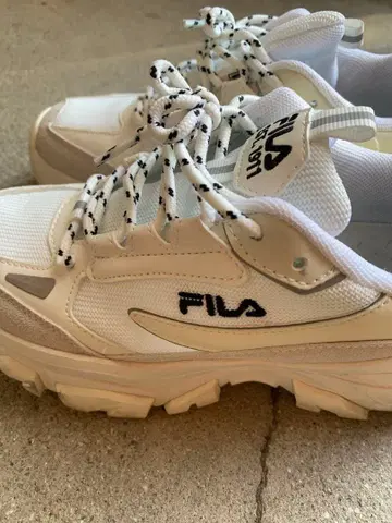 FILA 화이트 스니커즈