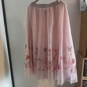 꽃무늬 나비 패턴 핑크 쉬폰 플레어 스커트