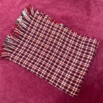 빨간색과 블랙 체크 무늬 스톨