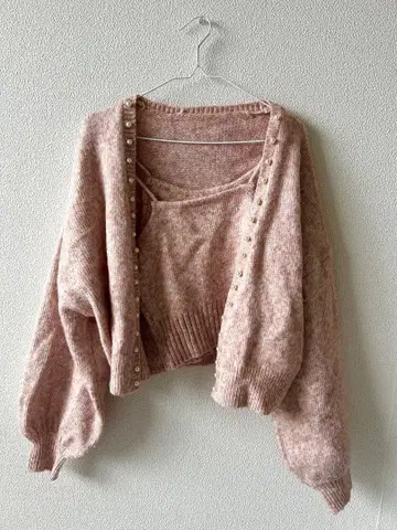 핑크 니트 가디건과 상의 세트