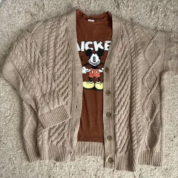 베이지 케이블 짜임 가디건 미키 포함