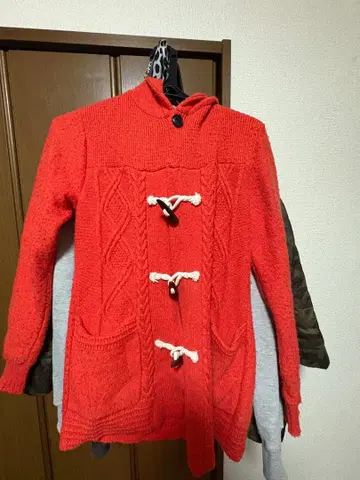 빨간색 케이블 니트 더플 코트