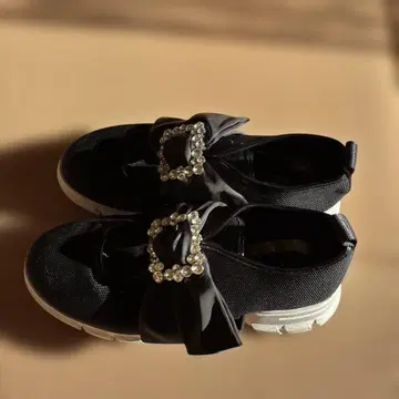 TOCCA 블랙 스니커즈 리본 포함