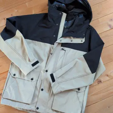 후드 부착 마운틴 후드티 베이지 x 블랙