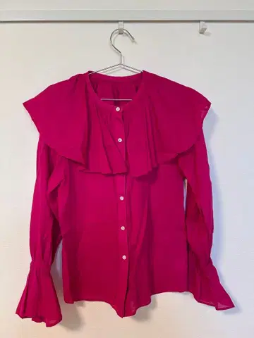 마드모아젤 로페 프릴 장식 핑크 셔츠