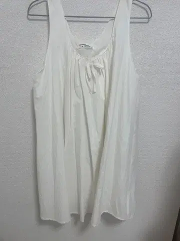 화이트 탱크탑 리본 포함