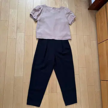 베이지 퍼프 슬리브 상의와 블랙 팬츠 세트