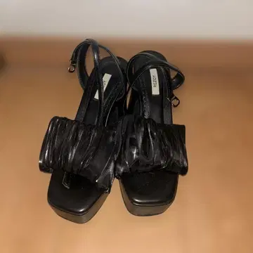 REZOY 프릴 장식 블랙 하이힐