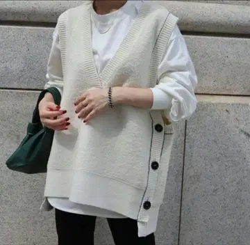 새상품급 MACHATT 사이드 버튼 니트 베스트