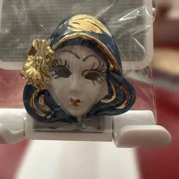 여성 얼굴 브로치 화이트 블루 골드