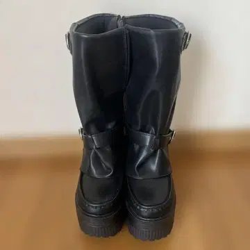 블랙 버클이 달린 롱 부츠