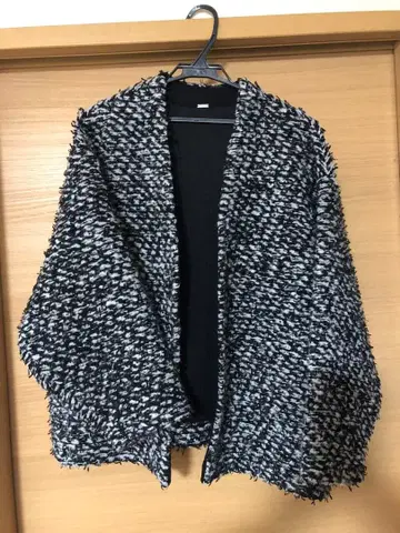 미라 오웬 노카라 자켓 블랙과 화이트의 믹스