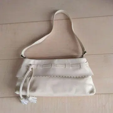 FURLA 화이트 가죽 핸드백 태슬 포함