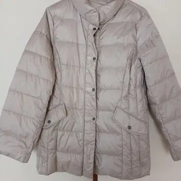 베이지 라이트 다운 자켓 지퍼와 단추식 핑크 계열 광택 있음