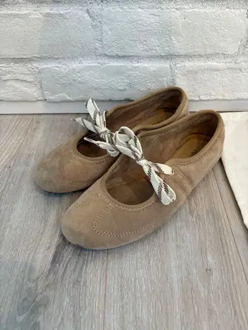 베이지 스웨이드 리본 발레 슈즈