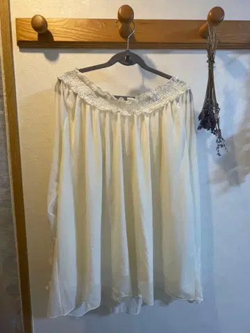 미사용! axes femme 레이스 포함 크림색 긴팔 블라우스 프릴