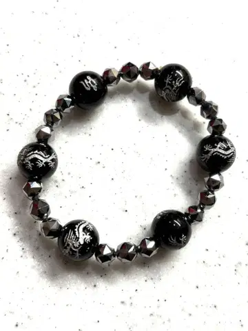 블랙 오닉스와 헤마타이트 용 조각 팔찌