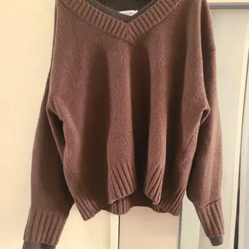 LEPSIM 브라운 V넥 스웨터