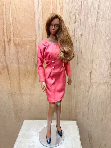 핑크 드레스의 브라운 헤어 인형