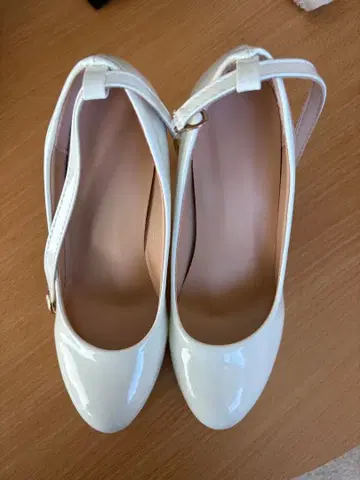 화이트 스트랩 하이힐 슈즈